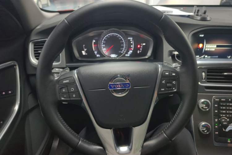 Used Volvo V60 2016 Cross Country T6 AWD Steering Wheel