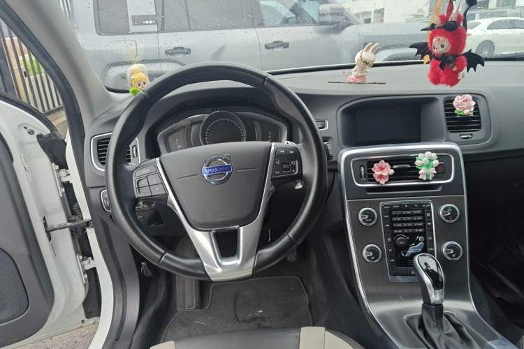 Used Volvo V60 2016 Cross Country T6 AWD Steering Wheel