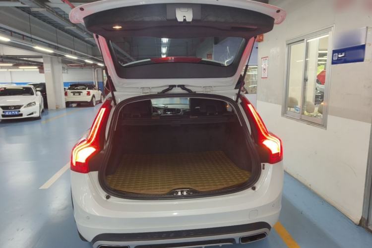 Used Volvo V60 2016 Cross Country T6 AWD Trunk
