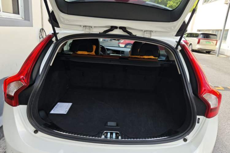 Used Volvo V60 2016 T5 Zhiya Edition Trunk