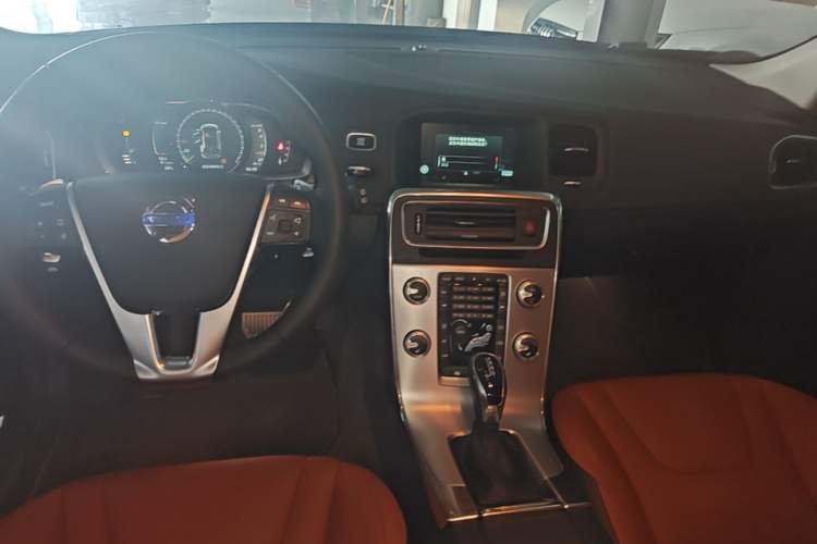 Used Volvo V60 2017 T5 Zhiya Edition China V Standard Center Console