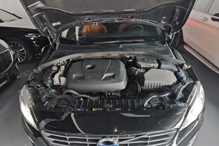 Used Volvo V60 2017 T5 Zhiya Edition China V Standard Engine Bay