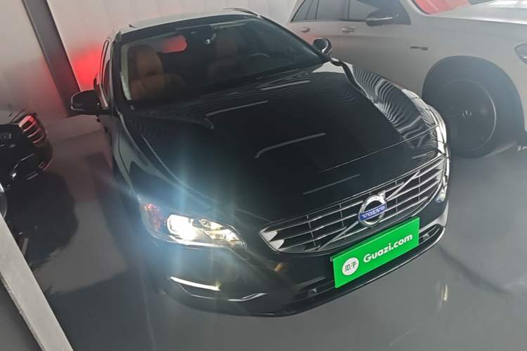 Used Volvo V60 2017 T5 Zhiya Edition China V Standard Front Right 45 Deg