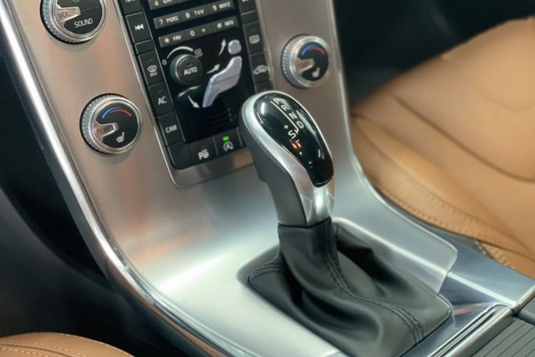 Used Volvo V60 2017 T5 Zhiya Edition China V Standard Gear Lever