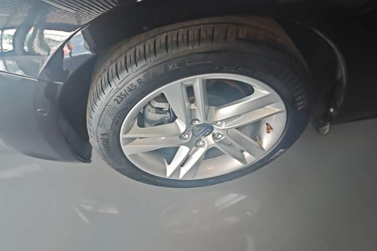Used Volvo V60 2017 T5 Zhiya Edition China V Standard Left Front Wheel Hub