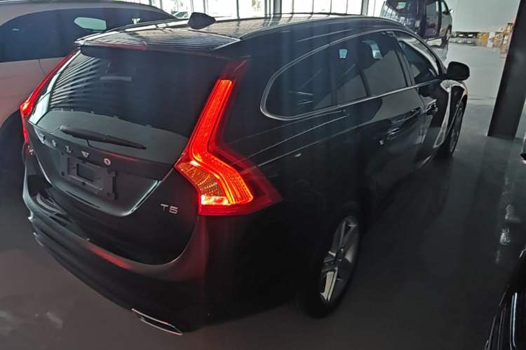 Used Volvo V60 2017 T5 Zhiya Edition China V Standard Rear Right 45 Deg