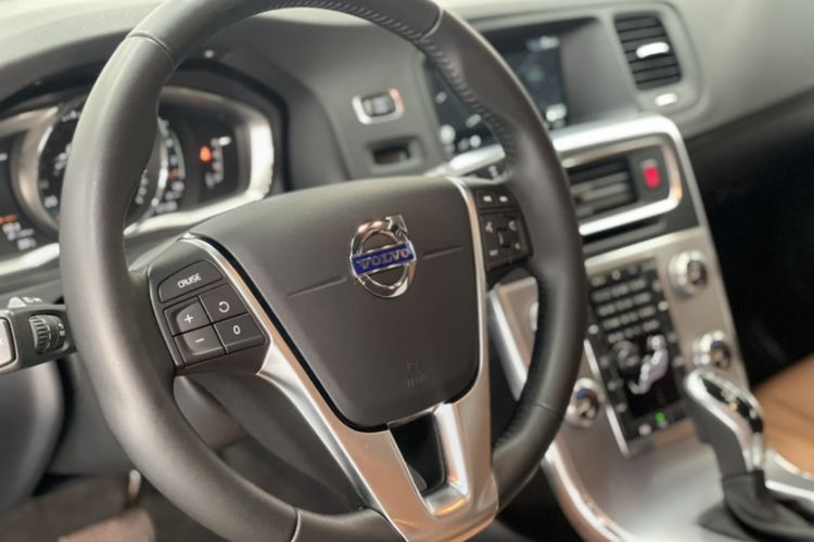 Used Volvo V60 2017 T5 Zhiya Edition China V Standard Steering Wheel