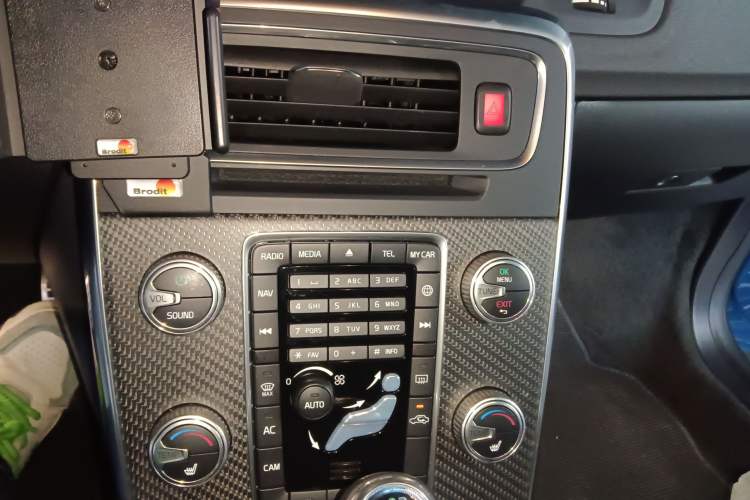 Used Volvo V60 2017 2.0T Polestar Audio And AC Panel