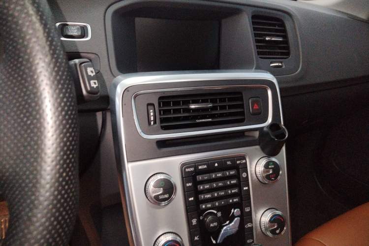 Used Volvo V60 2017 T5 Zhiyi Edition China V Standard Audio And AC Panel