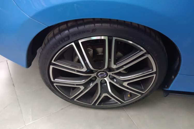 Used Volvo V60 2017 2.0T Polestar Exterior 8