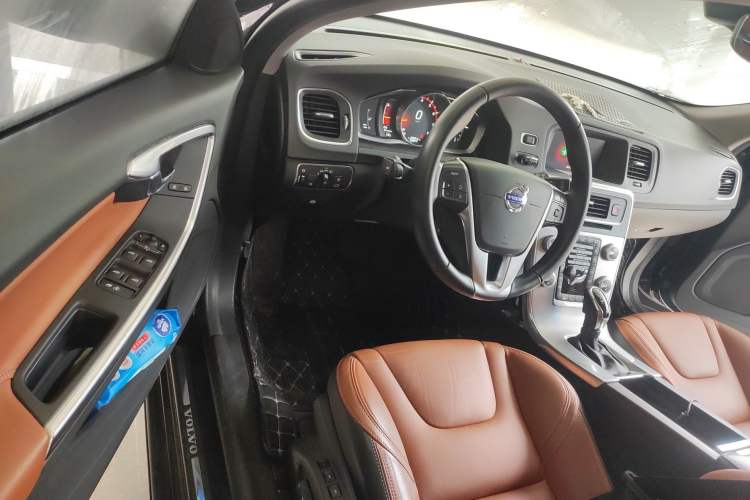 Used Volvo V60 2017 T5 Zhiya Edition China V Standard Interior 3