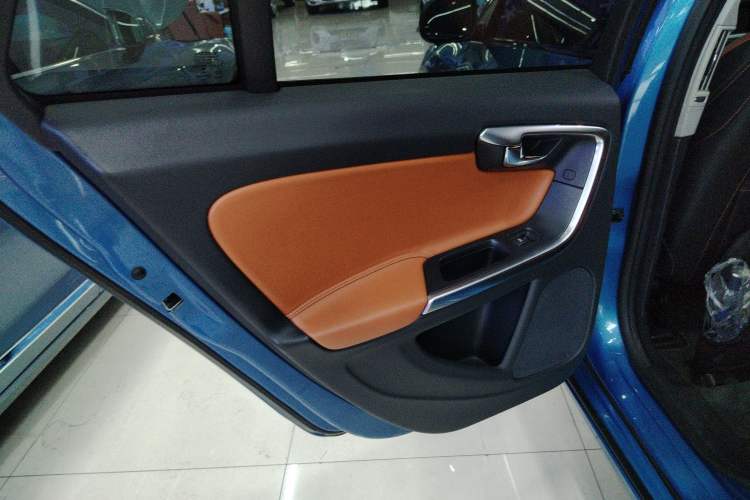 Used Volvo V60 2017 T5 Zhiyi Edition China V Standard Left Rear Door Interior