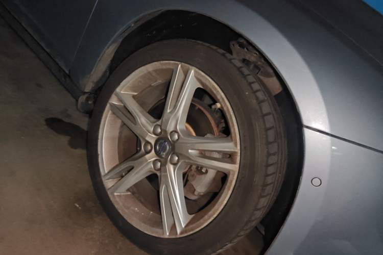 Used Volvo V60 2017 T5 Zhiya Edition China V Standard Right Front Wheel Hub