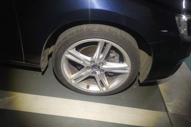 Used Volvo V60 2017 T5 Zhiya Edition China V Standard Right Front Wheel Hub