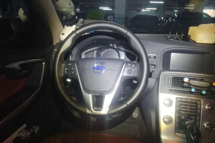Used Volvo V60 2017 T5 Zhiya Edition China V Standard Steering Wheel