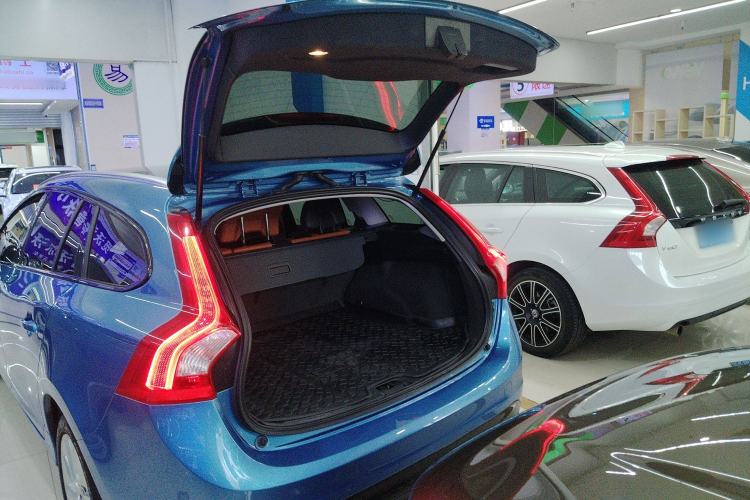 Used Volvo V60 2017 T5 Zhiyi Edition China V Standard Trunk