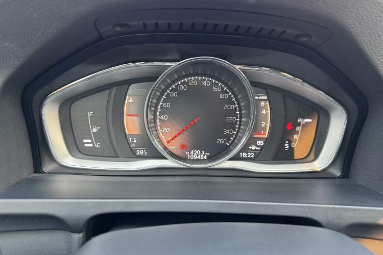 Used Volvo V60 2017 Cross Country T5 AWD China V Standard Odometer Close Up