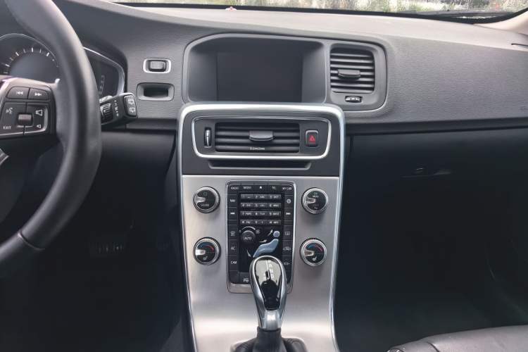 Used Volvo V60 2017 T5 Zhiya Edition China V Standard Audio And AC Panel