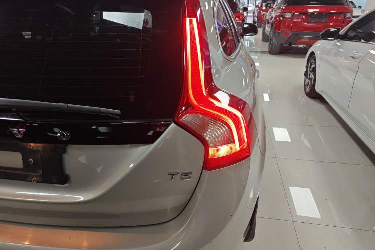 Used Volvo V60 2017 T5 Zhiya Edition China V Standard Exterior 3