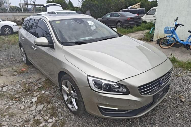 Used Volvo V60 2017 T5 Zhiya Edition China V Standard Front Right 45 Deg