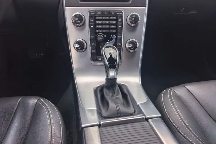 Used Volvo V60 2017 T5 Zhiya Edition China V Standard Gear Lever