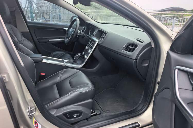 Used Volvo V60 2017 T5 Zhiya Edition China V Standard Interior 1