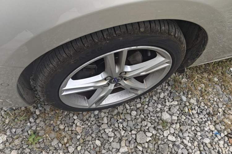 Used Volvo V60 2017 T5 Zhiya Edition China V Standard Left Front Wheel Hub