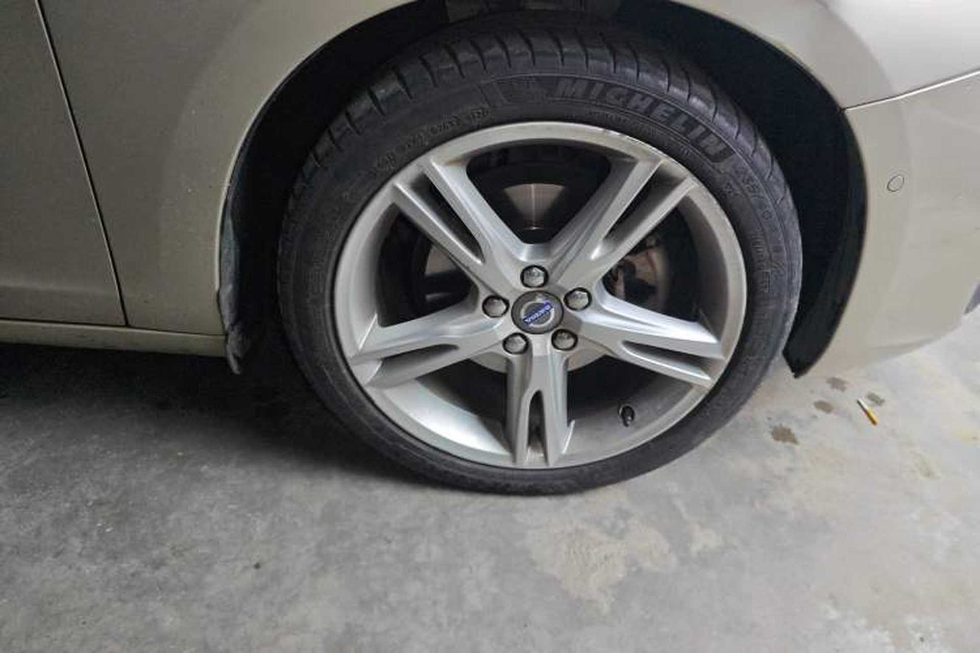 Used Volvo V60 2017 T5 Zhiya Edition China V Standard Right Front Wheel Hub