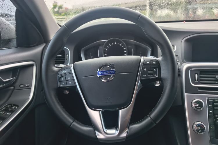 Used Volvo V60 2017 T5 Zhiya Edition China V Standard Steering Wheel