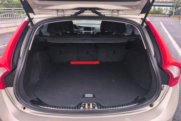 Used Volvo V60 2017 T5 Zhiya Edition China V Standard Trunk