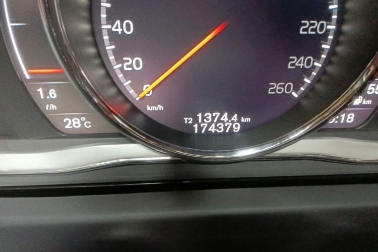 Used Volvo V60 2017 T5 Zhiya Edition China V Standard Odometer Close Up