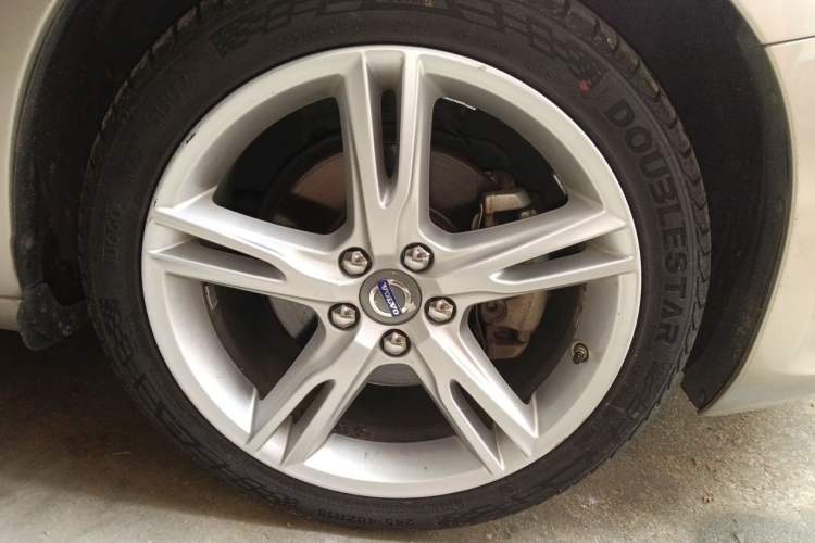 Used Volvo V60 2017 T5 Zhiya Edition China V Standard Right Front Wheel Hub