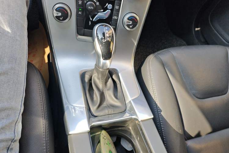Used Volvo V60 2017 T5 Zhiyi Edition China VI Gear Lever