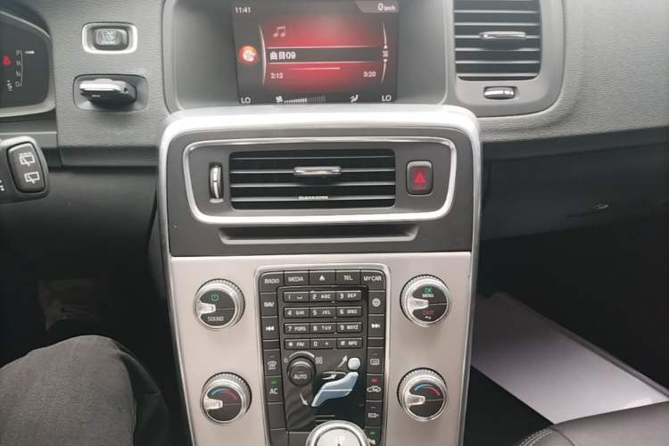 Used Volvo V60 2017 T4 Smart Edition China V Standard Audio And AC Panel