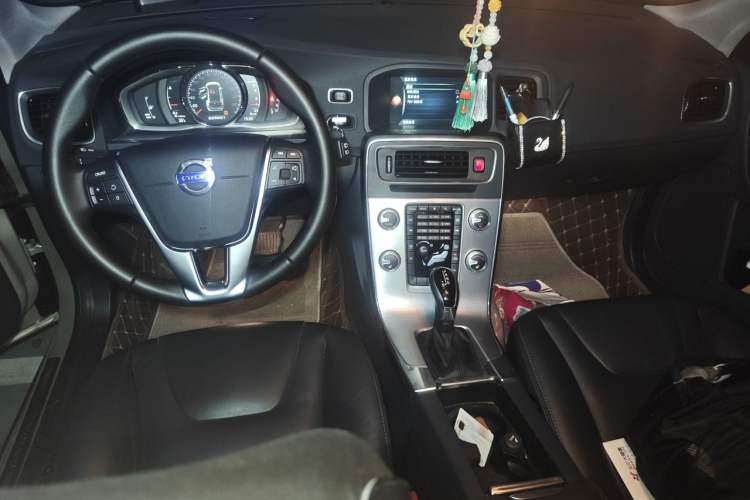 Used Volvo V60 2017 T5 Zhiyi Edition China V Standard Center Console