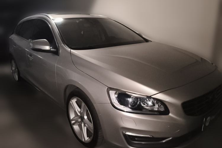 Used Volvo V60 2017 T5 Zhiya Edition China V Standard Front Right 45 Deg