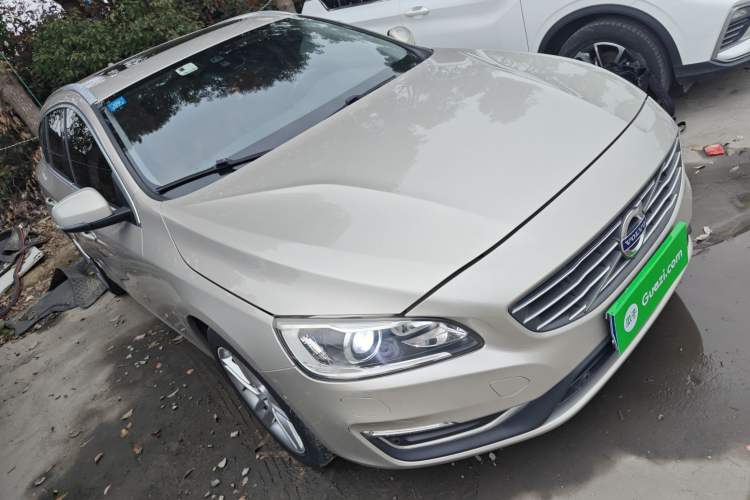 Used Volvo V60 2017 T5 Zhiya Edition China V Standard Front Right 45 Deg