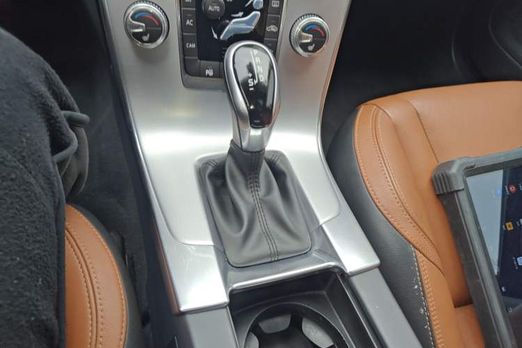 Used Volvo V60 2017 T5 Zhiya Edition China V Standard Gear Lever