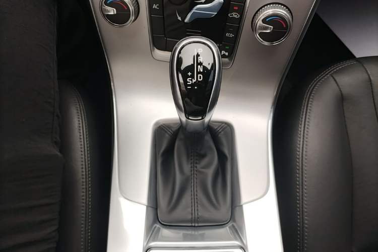 Used Volvo V60 2017 T4 Smart Edition China V Standard Gear Lever