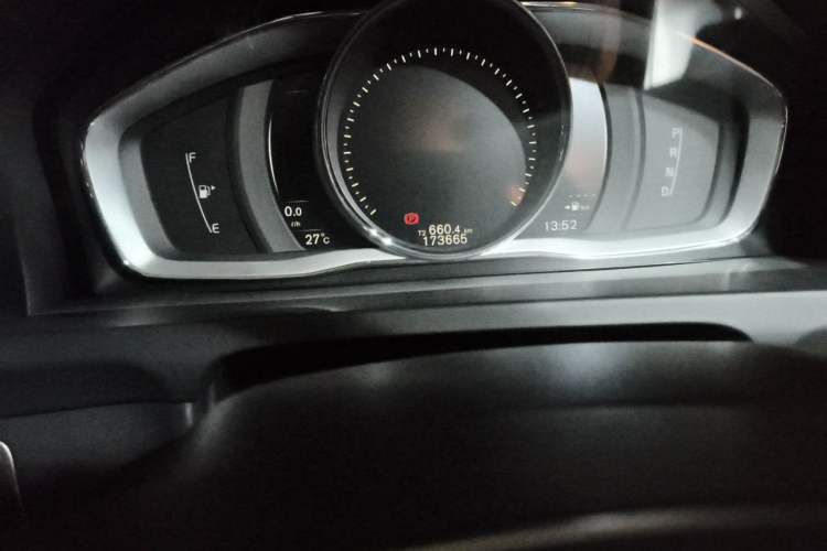 Used Volvo V60 2017 T5 Zhiya Edition China V Standard Odometer Close Up