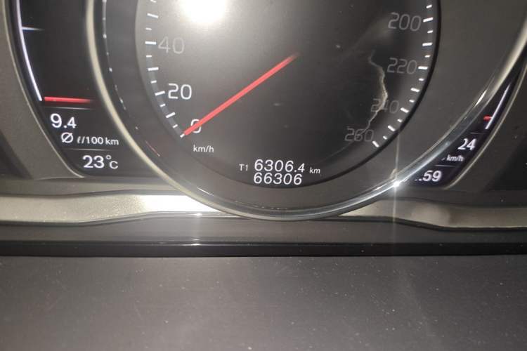 Used Volvo V60 2017 T5 Zhiyi Edition China V Standard Odometer Close Up