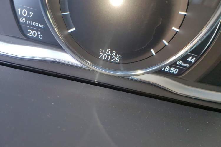 Used Volvo V60 2017 T5 Zhiya Edition China V Standard Odometer Close Up