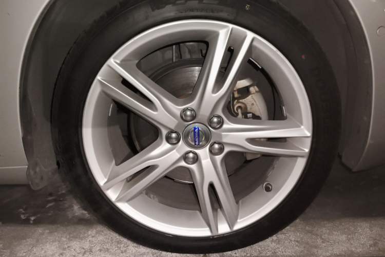 Used Volvo V60 2017 T5 Zhiya Edition China V Standard Right Front Wheel Hub