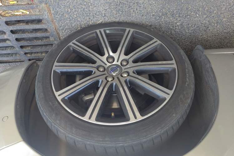Used Volvo V60 2017 T5 Zhiya Edition China V Standard Right Front Wheel Hub