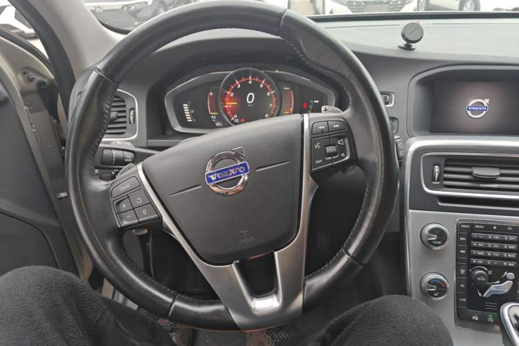 Used Volvo V60 2017 T5 Zhiya Edition China V Standard Steering Wheel