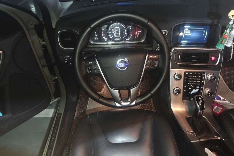 Used Volvo V60 2017 T5 Zhiyi Edition China V Standard Steering Wheel