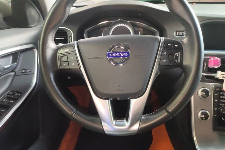 Used Volvo V60 2017 T5 Zhiyi Edition China V Standard Steering Wheel