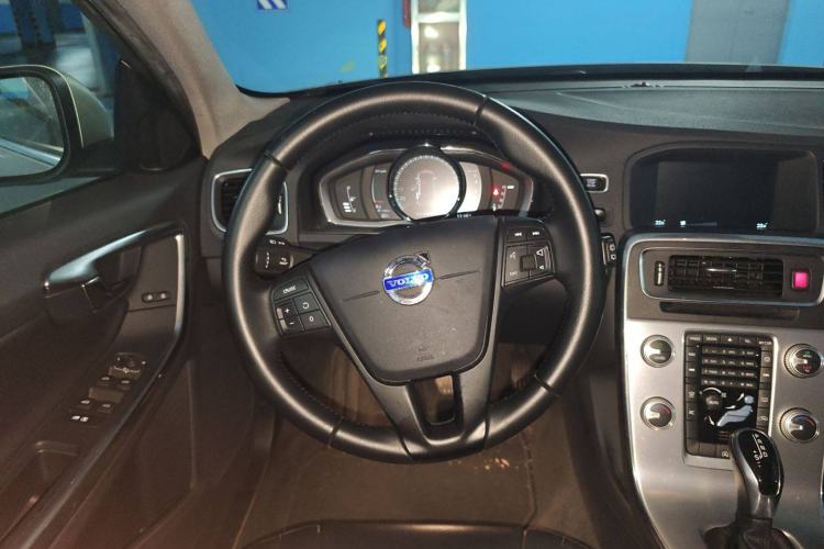 Used Volvo V60 2017 T4 Smart Edition China V Standard Steering Wheel