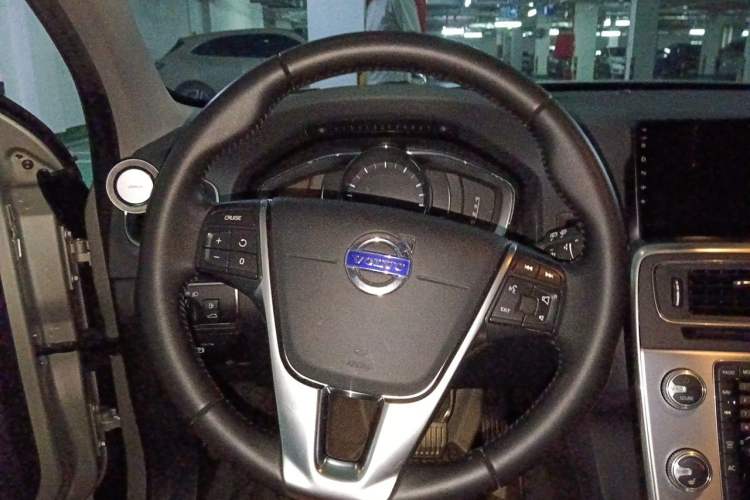 Used Volvo V60 2017 T5 Zhiyi Edition China V Standard Steering Wheel