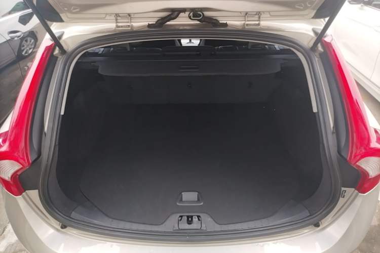 Used Volvo V60 2017 T4 Smart Edition China V Standard Trunk